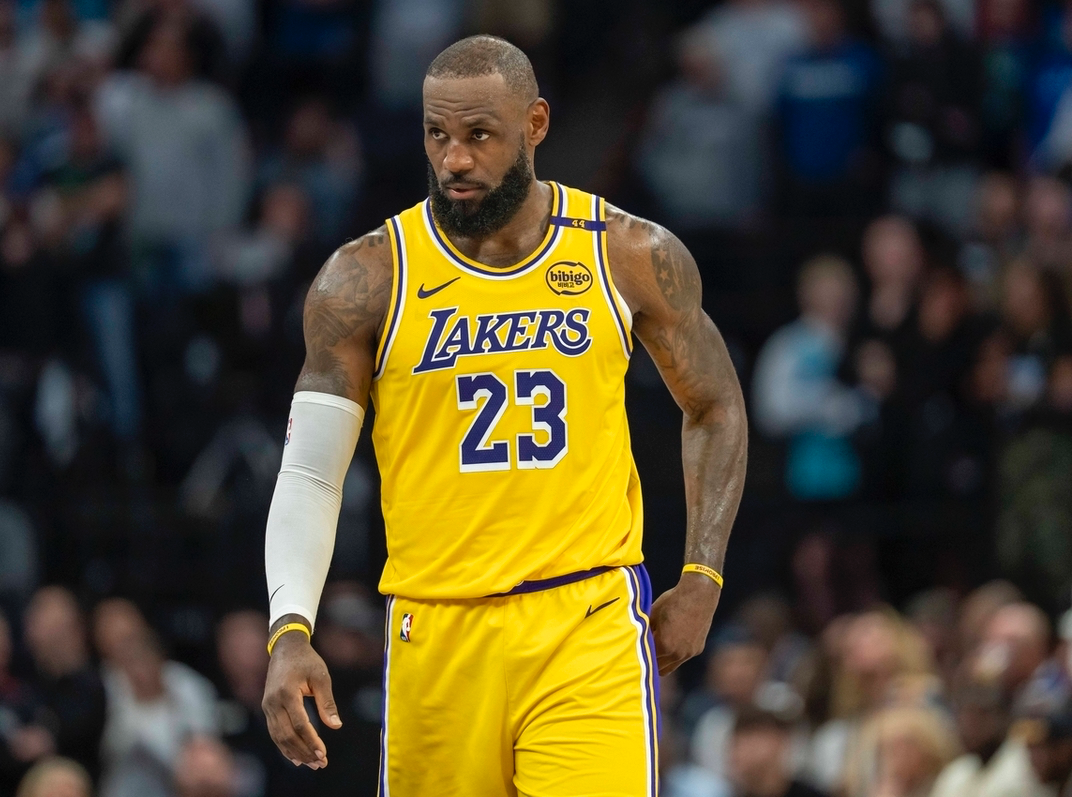 开云APP-詹姆斯41岁后场均24.2分7.2篮板7助攻！历史独一档！